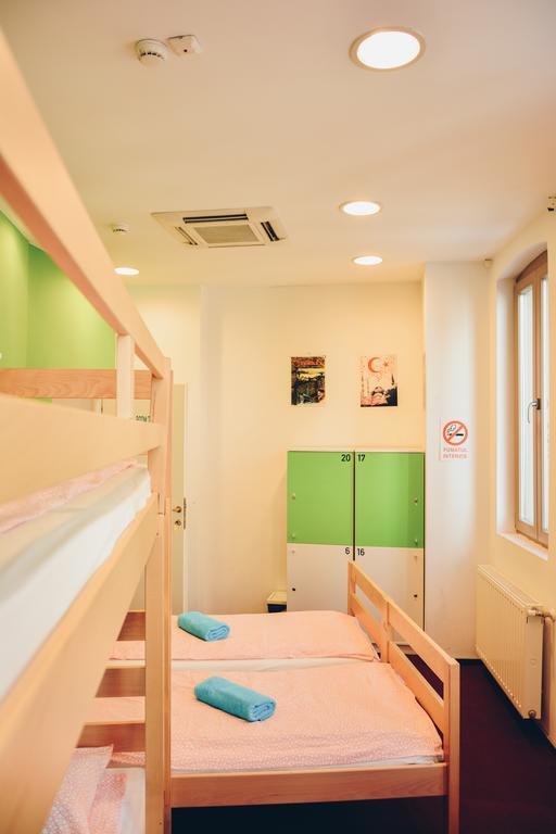 Pura Vida Sky Bar & Hostel บูคาเรสต์ ภายนอก รูปภาพ